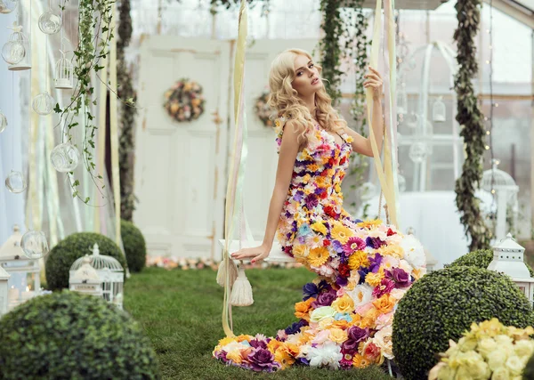 Modedame im Blumenkleid — Stockfoto