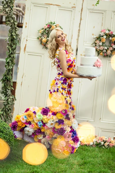 Frau im Kleid mit Geburtstagstorte — Stockfoto