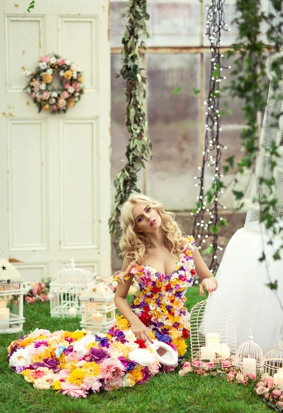 Mulher bonita em um vestido de flores — Fotografia de Stock