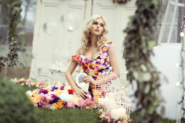 Mulher loira em um vestido de flores — Fotografia de Stock