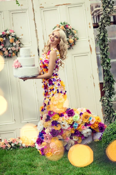 Mujer en vestido con pastel de cumpleaños —  Fotos de Stock