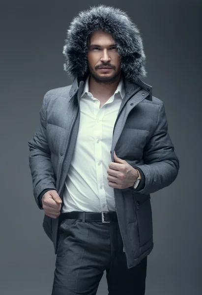 Knappe man in Winter jas — Stockfoto