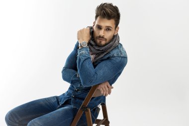 yakışıklı adam poz