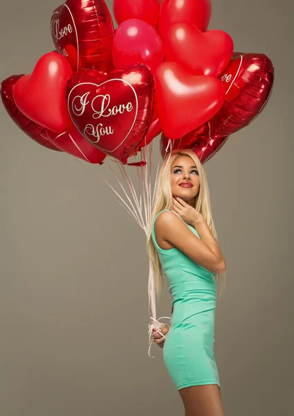 Femme gaie avec des ballons rouges — Photo