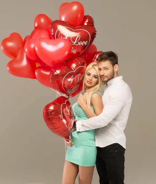 Счастливая любящая пара с воздушными шарами — стоковое фото