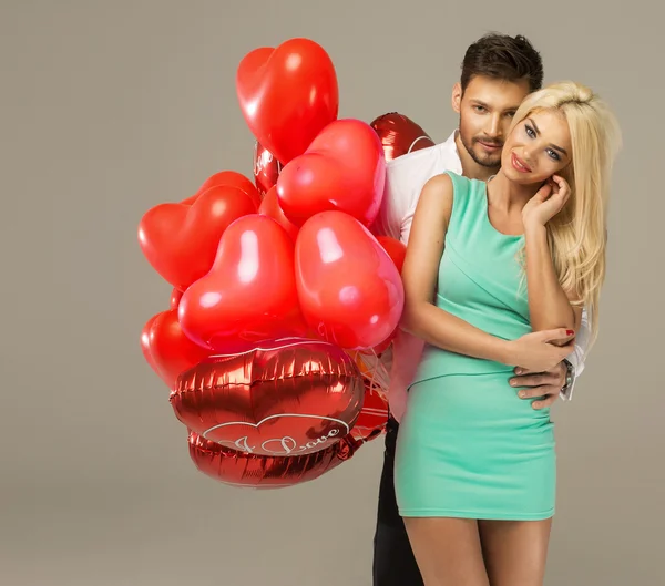 Feliz casal amoroso com balões — Fotografia de Stock