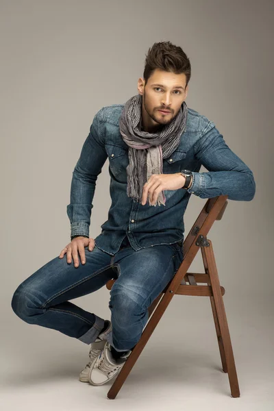 Hombre guapo vistiendo jeans — Foto de Stock