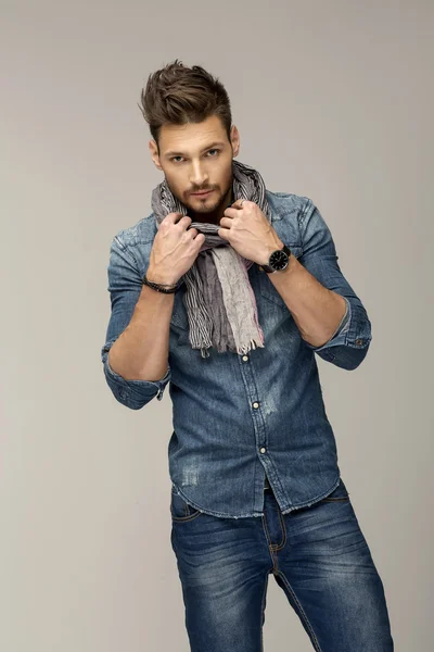 Hombre guapo vistiendo jeans — Foto de Stock