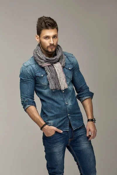 Beau homme portant un jean — Photo