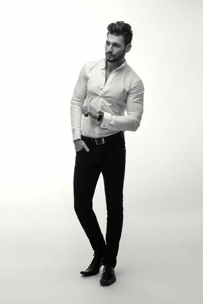 Uomo di moda in camicia bianca — Foto Stock