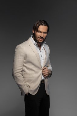 sinsi gülümseme yasaktır puro ile yakışıklı adam