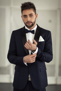 zarif siyah elbiseli adam