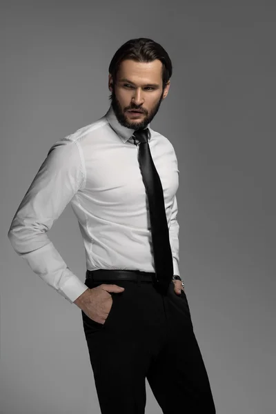 Αυτοπεποίθηση άνθρωπος σε λευκό πουκάμισο και γραβάτα — Φωτογραφία Αρχείου