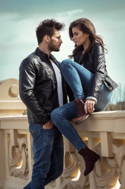 Birbirini seven çift birbirine bakıyor.
