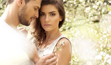 Seven çift bahçede