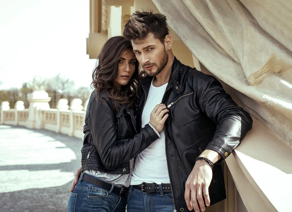 Fashion couple looking at camera — Stock Photo, Image