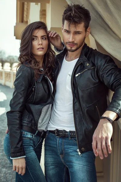 Парень и девушка в коже. Стильная пара в кожаных куртках. Парные кожаные куртки. Фотосессия пары в кожаных куртках. Мужчина и женщина в кожаных куртках.