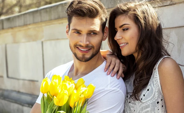 Couple avec bouquet de tulipes — Photo