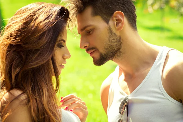 Jovem casal beijando — Fotografia de Stock