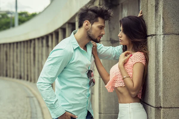 Casal olhando um para o outro nos olhos — Fotografia de Stock