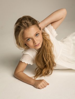 Kız stüdyoda poz veriyor.