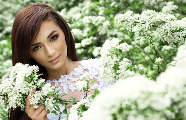 Bruden i trädgård av blommor — Stockfoto