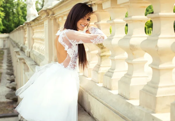 Модель в свадебном платье — стоковое фото