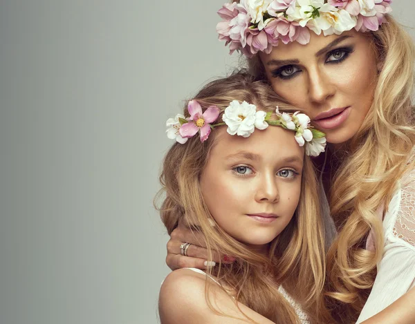 Mère et fille avec bandeau de fleurs — Photo