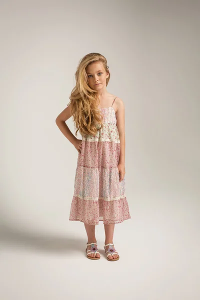 Κορίτσι στο μακρύ φόρεμα — Φωτογραφία Αρχείου