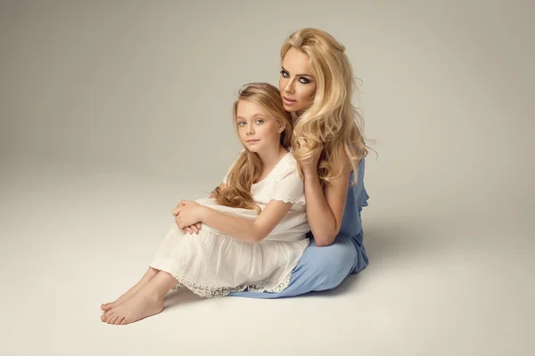 Madre e hija en el estudio — Foto de Stock