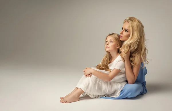 Mor och dotter sitter på golvet — Stockfoto