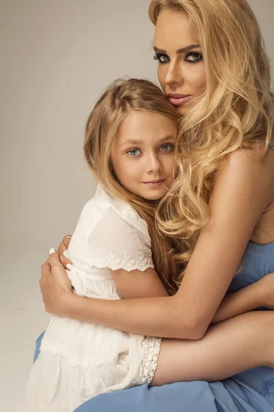 Madre e hija abrazando — Foto de Stock