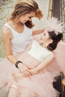 Anne ve kızı aynı kıyafetler renksizdir tutu etek