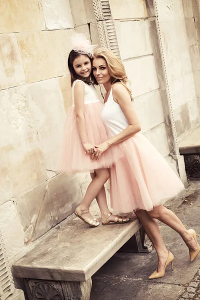 Madre e hija en los mismos trajes vestidos con faldas tutú —  Fotos de Stock