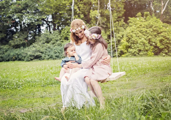 Madre e hijos balanceándose —  Fotos de Stock