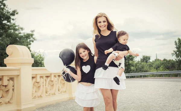 Madre con bambini si diverte con i palloncini — Foto Stock