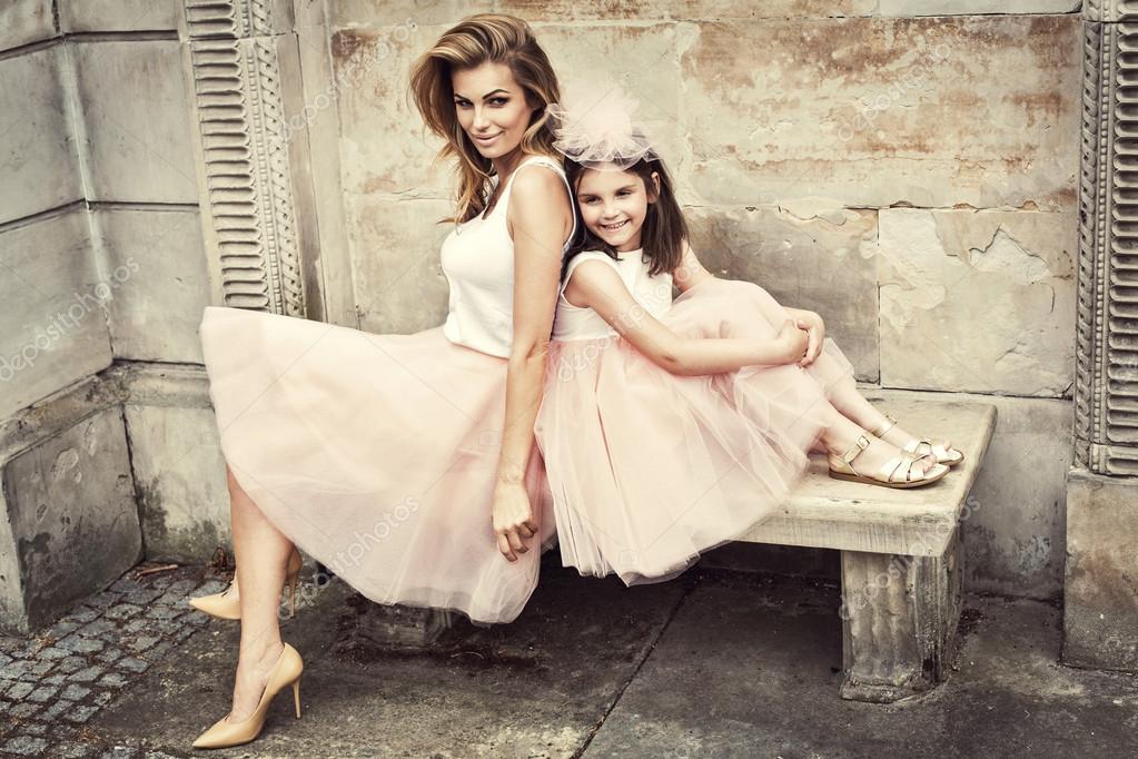 Moeder en dochter in dezelfde outfits weared tutu rokken Moeder en dochter in dezelfde outfits weared tutu rokken