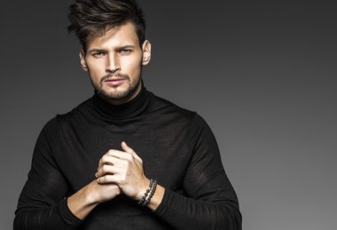 Yakışıklı seksi erkek model poz