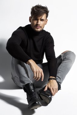 Yakışıklı seksi erkek model poz