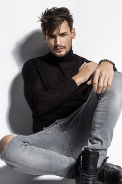 Yakışıklı seksi erkek model poz