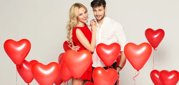 Foto de San Valentín de pareja amorosa joven con globos —  Fotos de Stock