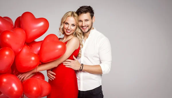 Foto de San Valentín de pareja amorosa joven con globos — Foto de Stock