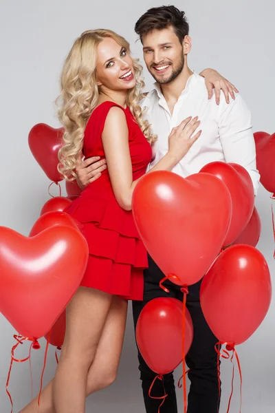 Valentine 's fotografie de cuplu tânăr iubitor cu baloane — Fotografie, imagine de stoc