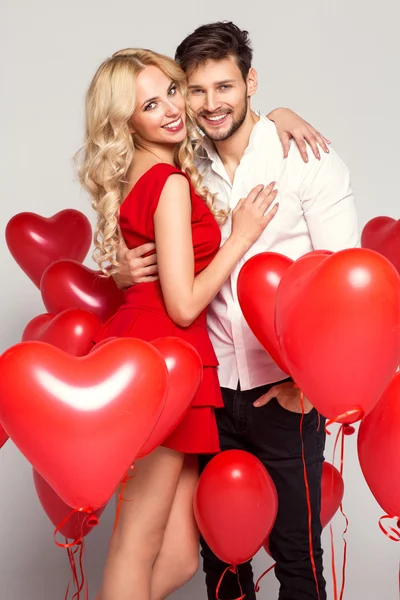 Foto di San Valentino di giovane coppia amorevole con palloncini — Foto Stock