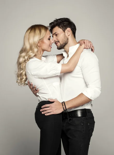 Stilig man kyssas ung vacker blond kvinna — Stockfoto