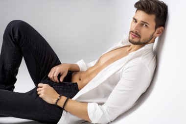 Seksi atletik erkek model poz