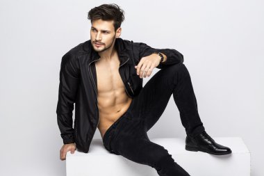 Genç yakışıklı modeli poz