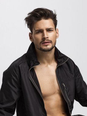 Genç yakışıklı modeli poz