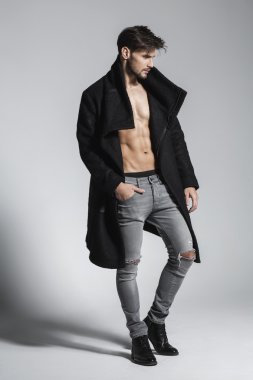 Genç yakışıklı modeli poz