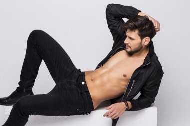 Genç yakışıklı modeli poz